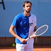 El tenista ruso Daniil Medvédev completando su primer entrenamiento en el Mutua Madrid Open 2024