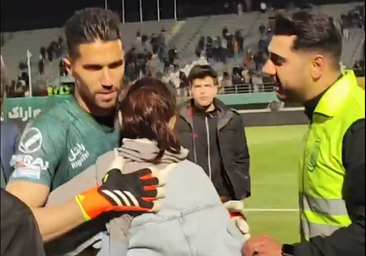 Un futbolista es suspendido y multado en Irán tras abrazar a una aficionada
