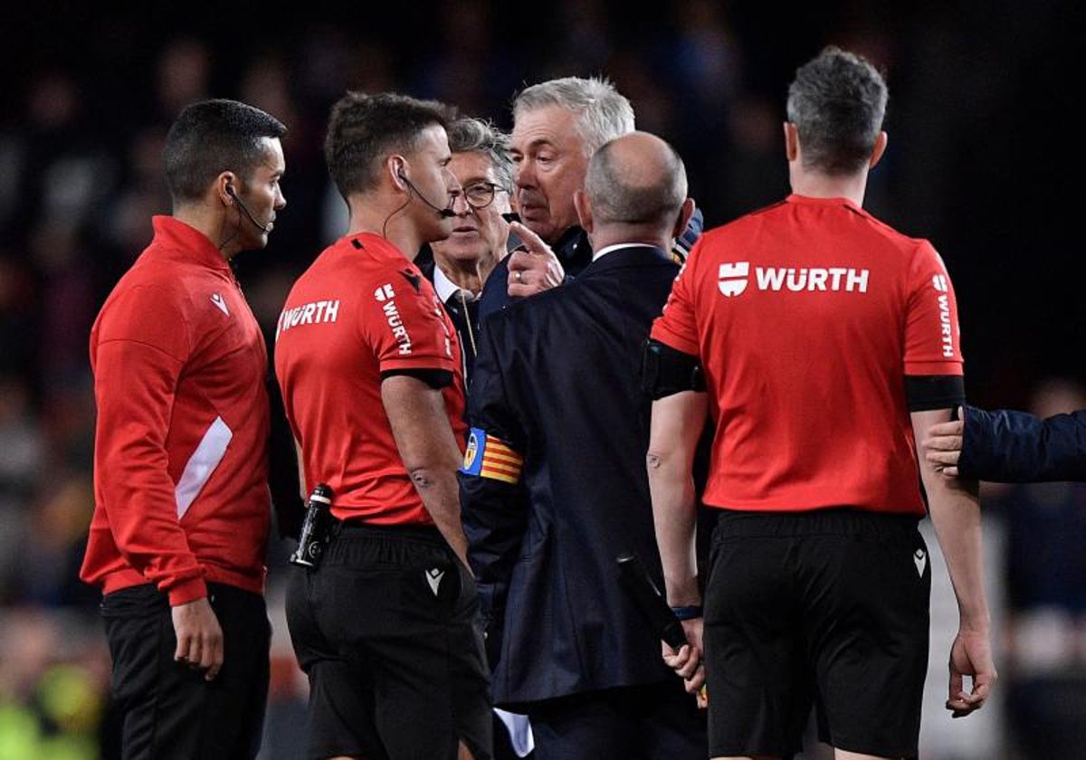Ancelotti discute con Gil Manzano en el partido de LaLiga entre Real Madrid y Valencia