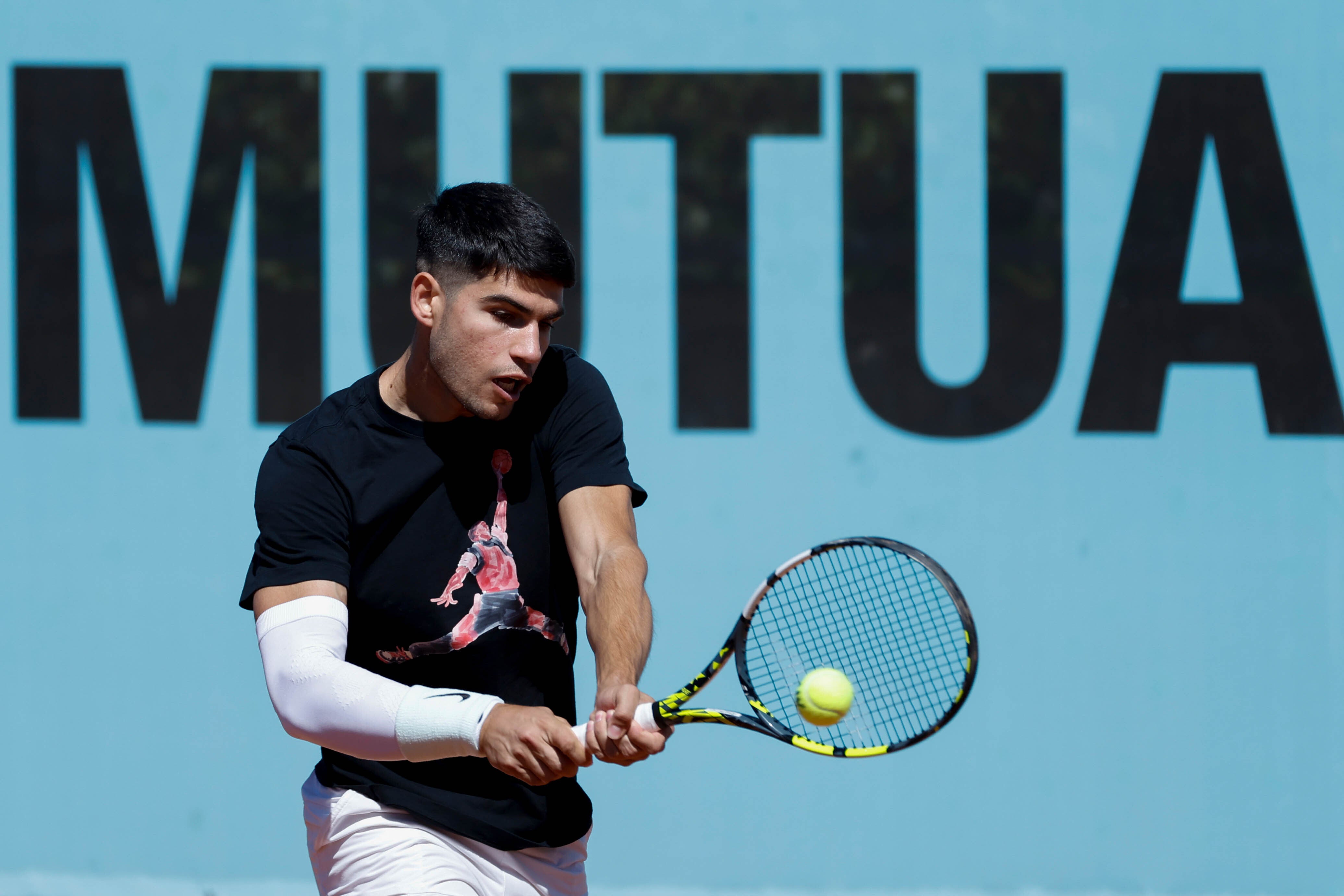 Carlos Alcaraz durante un entrenamiento en una de las pistas del Mutua Madrid Open