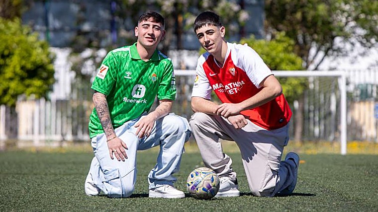 Hugo y Pablo posan con el balón en el mismo centro deportivo Sevilla Este 15 años después de aquella famosa jugada