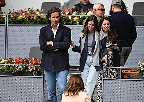 Imagen secundaria 1 - Arriba, miembros de la familia de Rafa Nadal. Abajo, Feliciano López con su mujer, Sandra Gago. Por último, José-Luis Martínez Almeida.