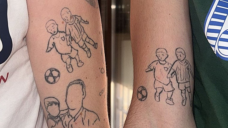 Pablo y Hugo enseñan el tatuaje realizado hace dos años que recrea la entrañable imagen de 2009