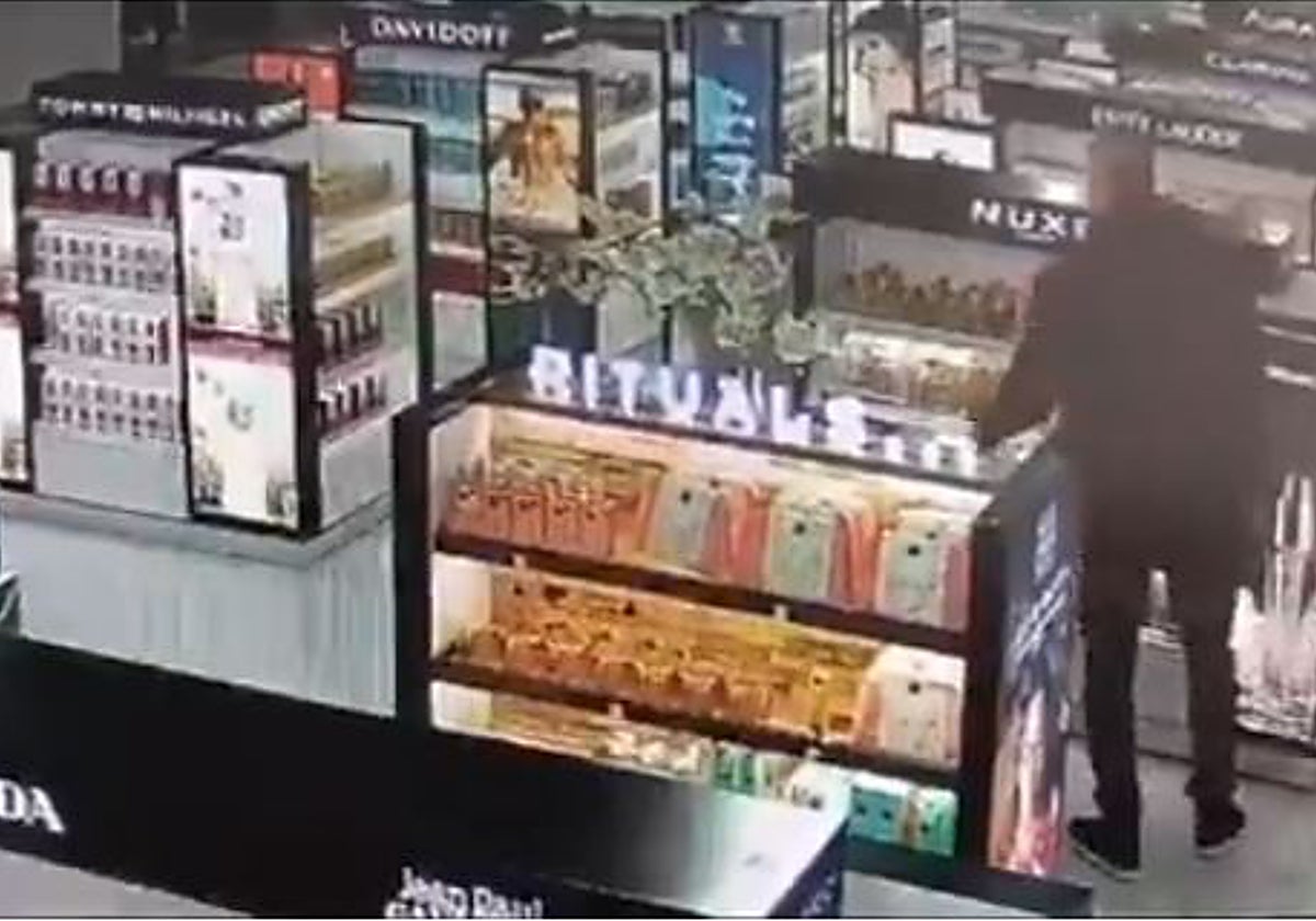 Matej Boltauzer, en la tienda de perfumes del aeropuerto de Belgrado