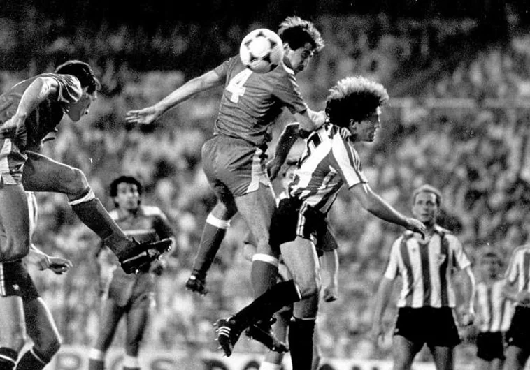 Goikoetxea y Arteche pugnan por un balón en la final de Copa de 1985 entre Atlético y Athletic