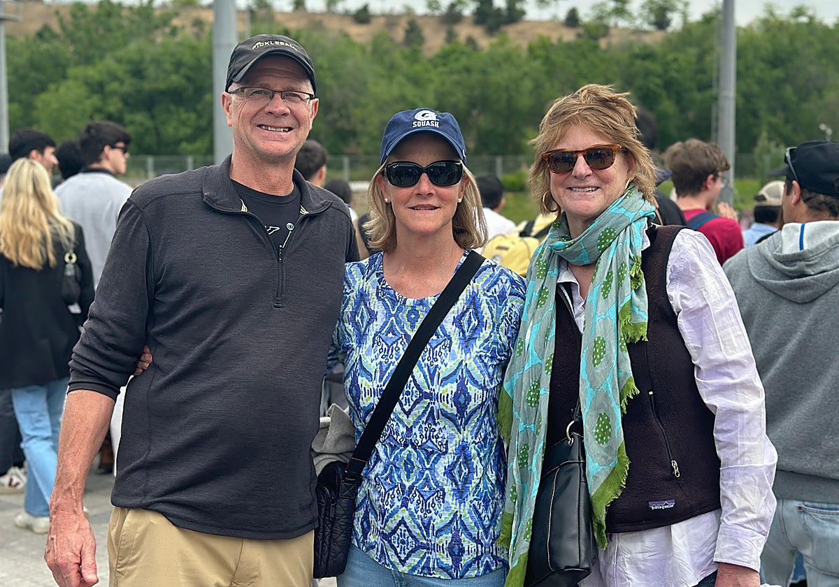 Greg Richardson (izquierda), Virginia Van Dyk (centro), Julia Richardson (derecha)