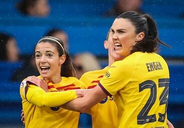 Aitana Bonmatí celebra con Engen su gol en la primera parte