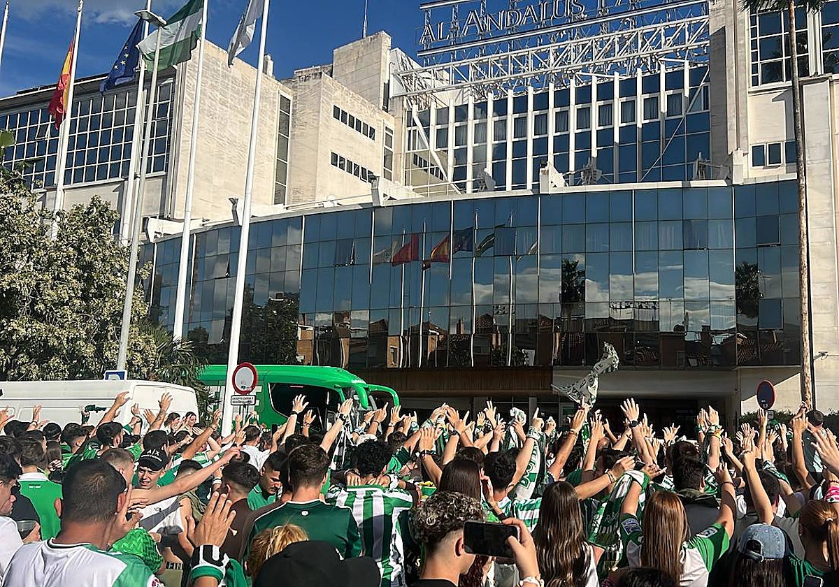 Los aficionados del Betis, ante el hotel de concentración del equipo antes del derbi ante el Sevilla