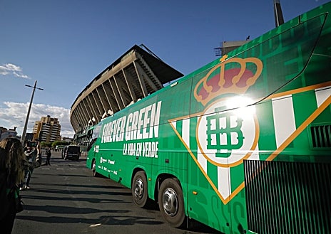 Imagen secundaria 1 - Llegada de los equipos al estadio Benito Villamarín este domingo para disputar El Gran Derbi, partido correspondiente a la jornada 33 de LaLiga EA Sports.