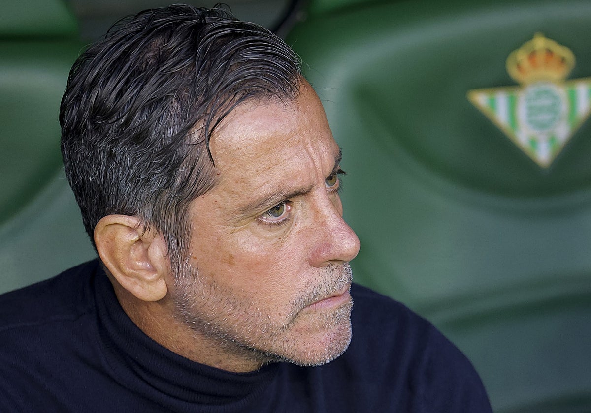 Quique Sánchez Flores, en el banquillo en el estadio Benito Villamarín