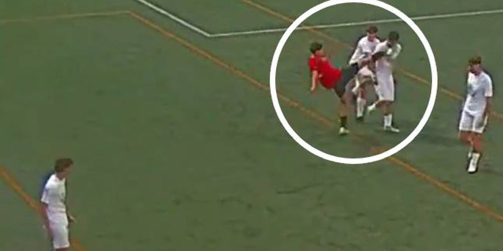 Patada salvaje en la cara en una jugada sin balón entre dos canteranos