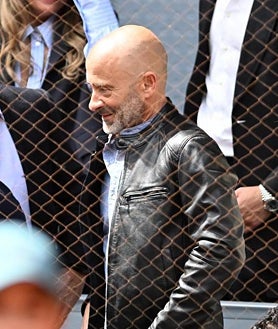 Imagen secundaria 2 - Arriba, la infanta Elena en el palco para disfrutar del partido del deportista español. Debajo el cantante Alejandro Sanz y, por último, el comentarista Antonio Lobato.