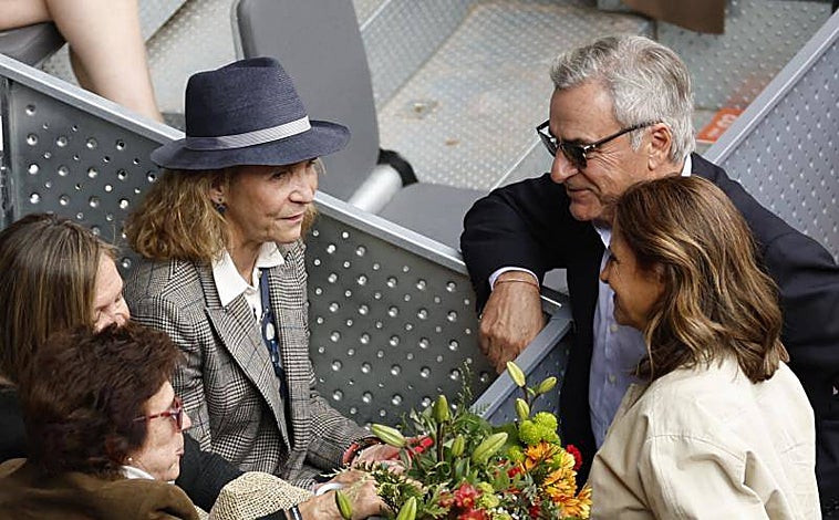 Imagen principal - Arriba, la infanta Elena en el palco para disfrutar del partido del deportista español. Debajo el cantante Alejandro Sanz y, por último, el comentarista Antonio Lobato.