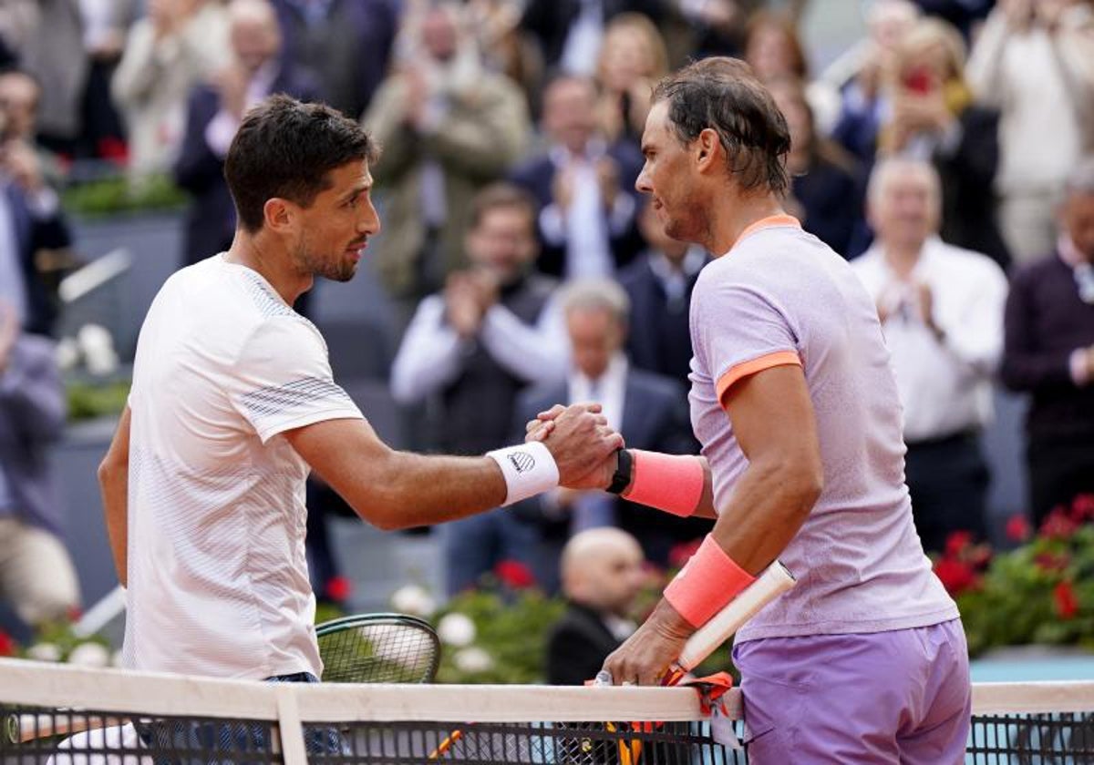 Pedro Cachín y Rafa Nadal se saludan al término de su partido en la tercera ronda del Mutua Madrid Open