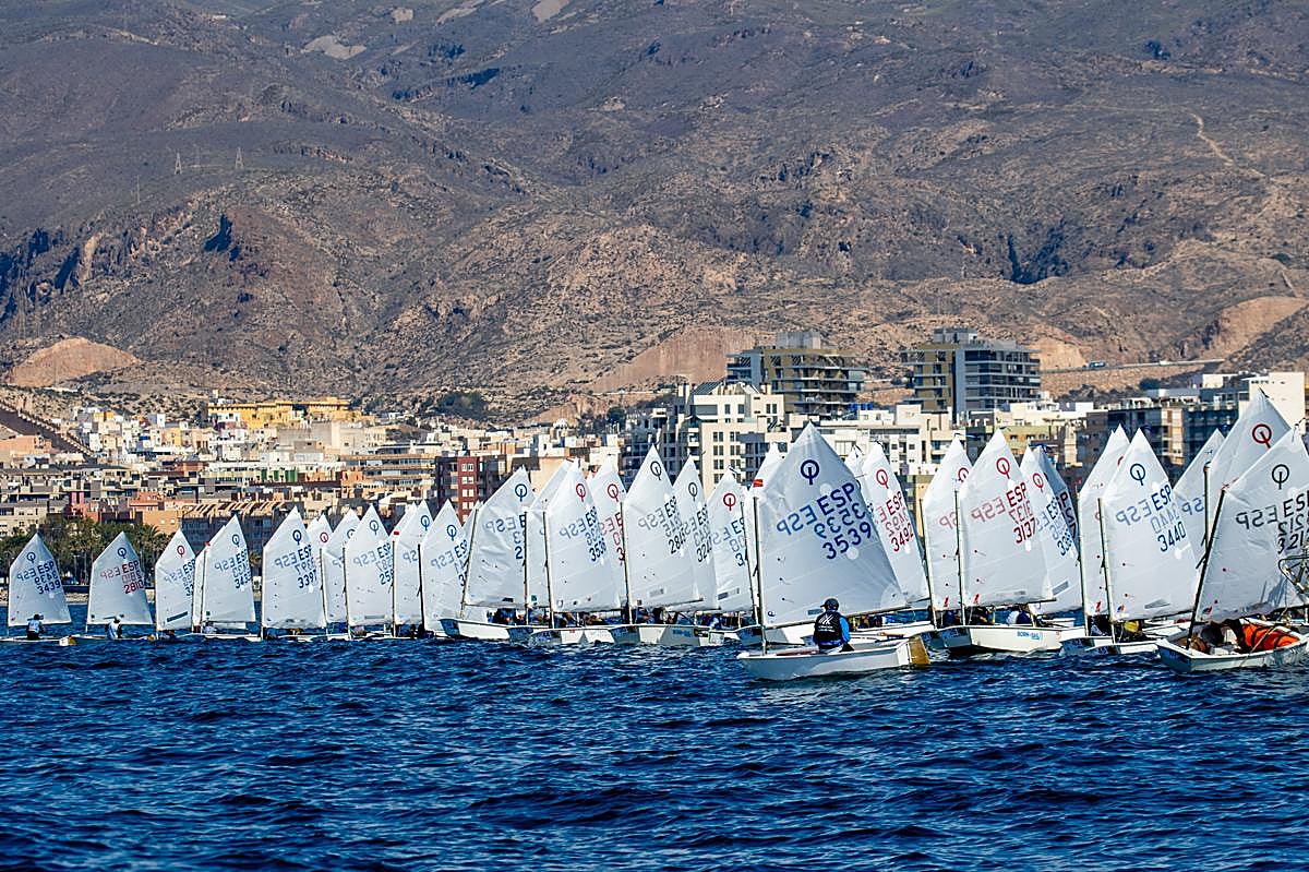 Joan Lleonart y Marta Mansito, primeros líderes de la Copa de España Optimist en Almería