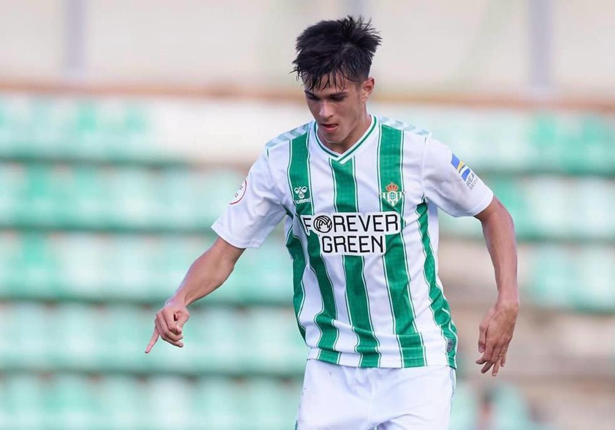 Dani Pérez conduce un balón en un partido del Betis Deportivo este curso