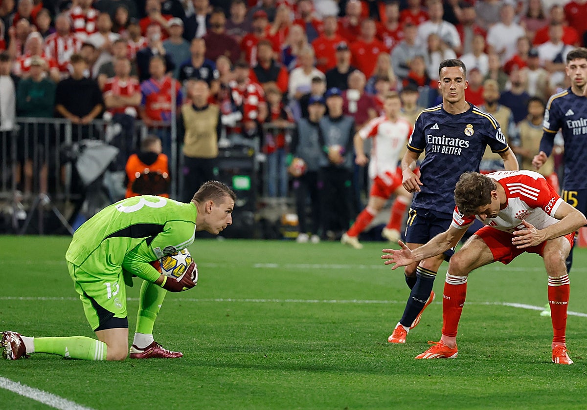 Lunin detiene un balón ante los lamentos del alemán Müller