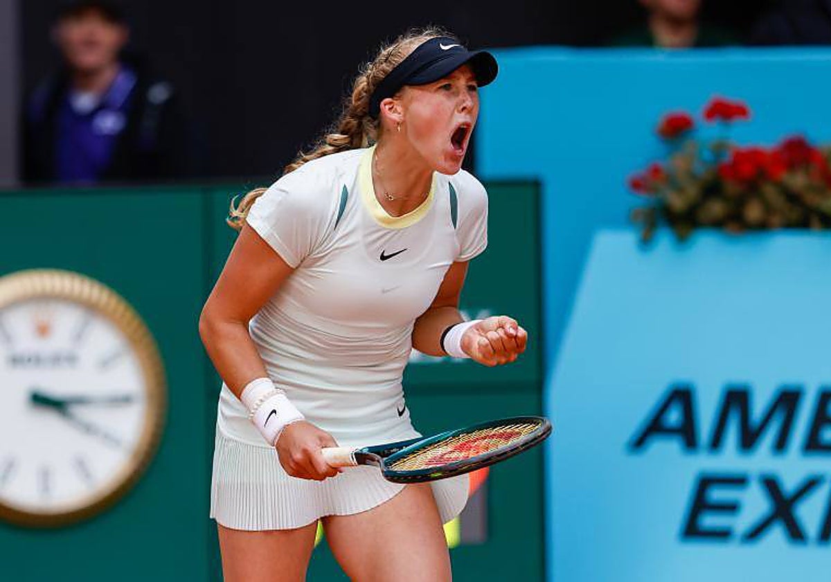 La joven Mirra Andreeva celebra su victoria contra la italiana Jasmine Paolini