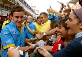 Fernando Alonso atiende a sus fans en el GP de España de F1 2003