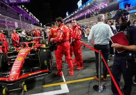 Adrian Newey inspecciona un Ferrari