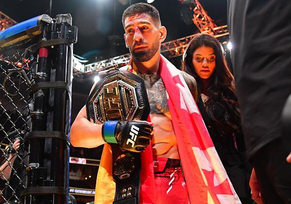Ilia Topuria sale de la jaula tras conquistar el cinturón de UFC