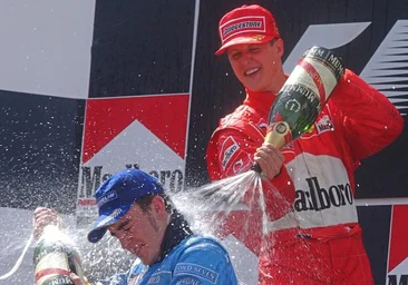 Schumacher 'riega' a Alonso en el podio del GP de España de F1 2003