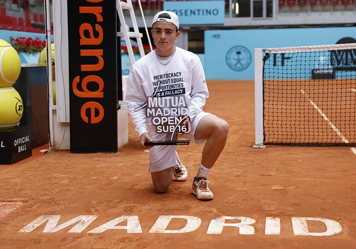 El español Eduald González con el trofeo del Mutua Madrid Open