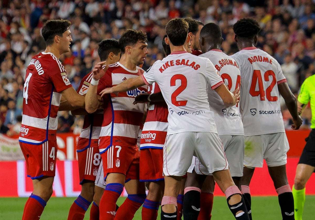 El Sevilla defiende un córner en el transcurso del partido ante el Granada