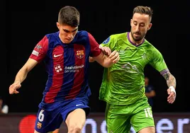 Antonio, del Barça, pugna por la pelota con Rivillos, del Palma Futsal