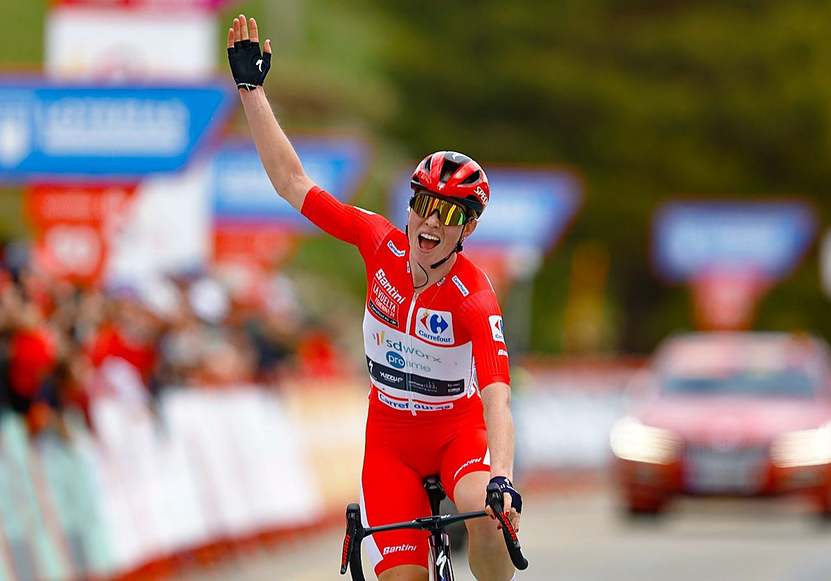 Demi Vollering celebra su éxito en la Vuelta