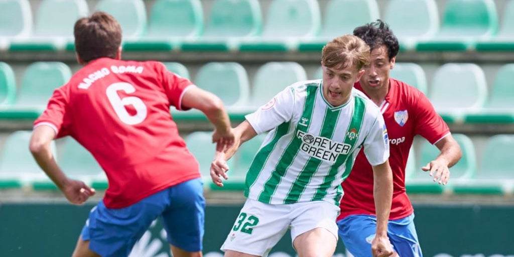 El Betis Deportivo acabó la temporada empatizando con Estepona y se recuperó en playoffs (1-1)