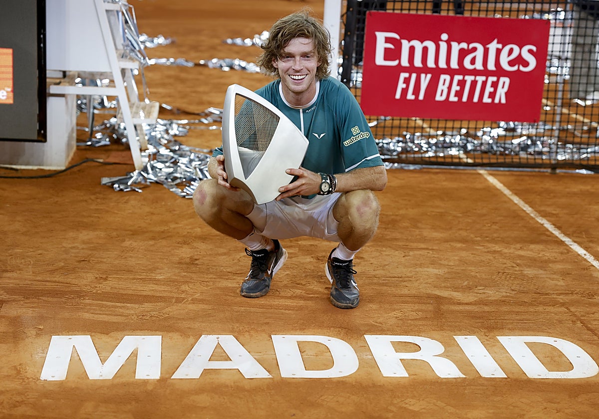 Rublev, con el trofeo de campeón en Madrid