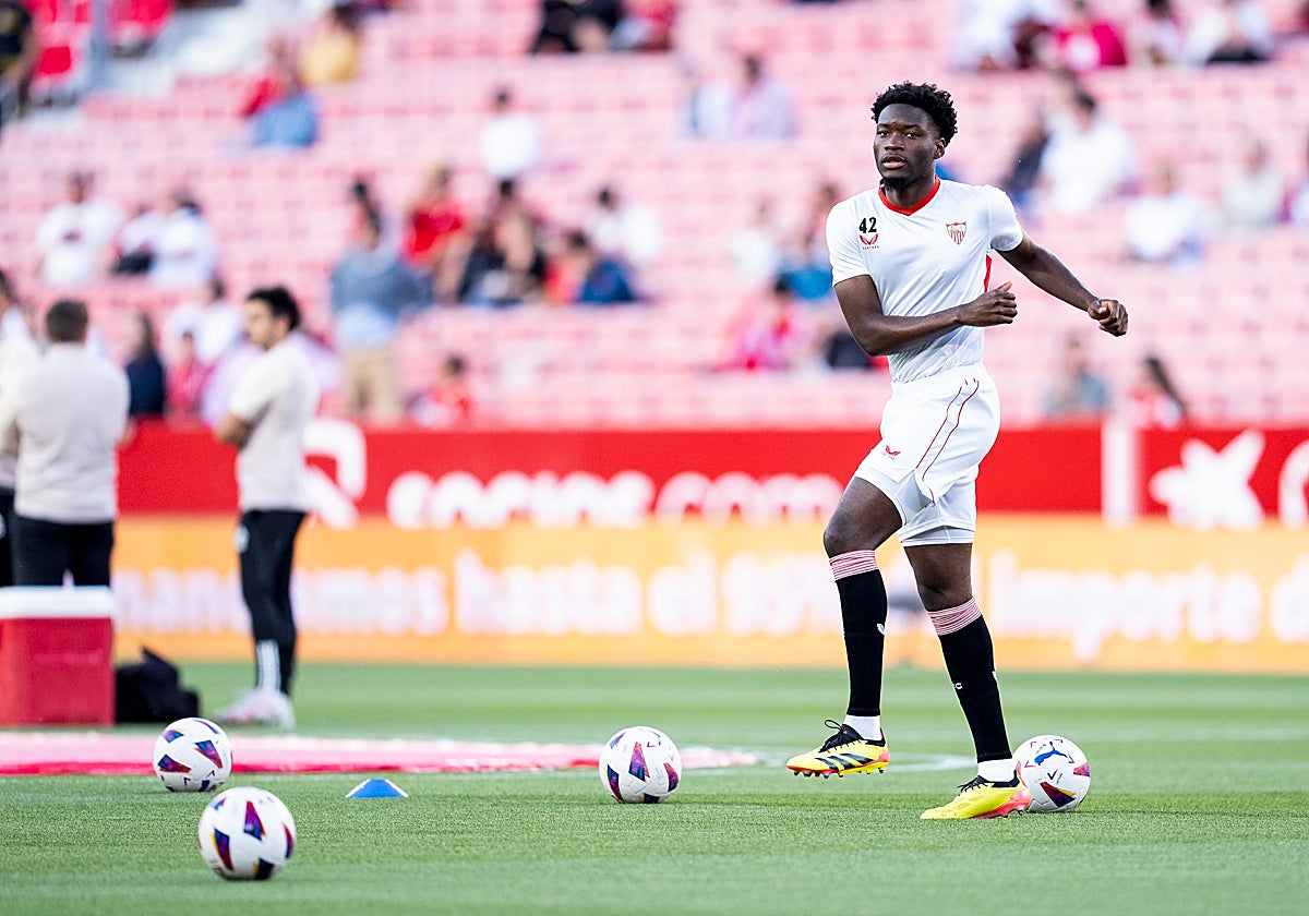 Lucien Agoumé calienta antes de que arranque el Sevilla - Granada en el Ramón Sánchez-Pizjuán