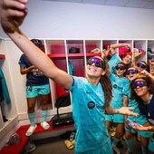 Las jugadoras del Barcelona celebran el título con las gafas de esquiar que les regaló la Liga F