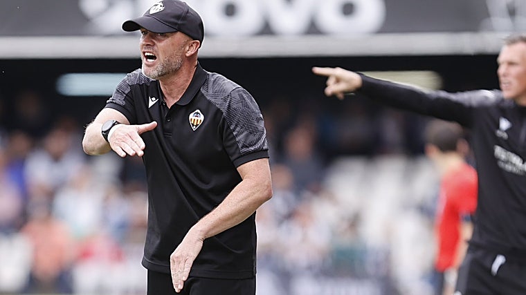 Dick Schreuder dirigiendo al Castellón en un partido de Liga