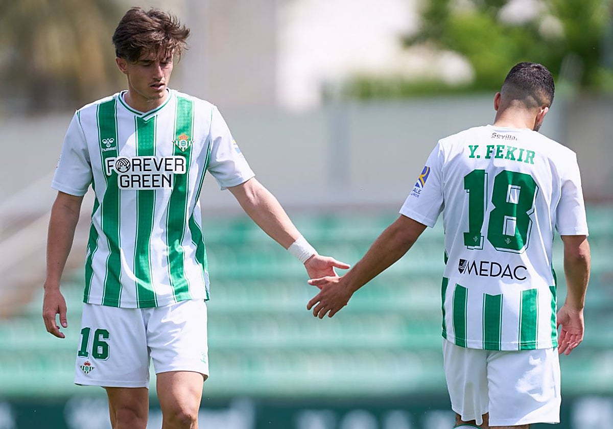 Sorroche y Yassin Fekir se dan la mano en un partido reciente del Betis Deportivo