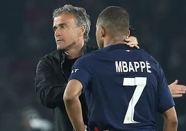 Luis Enrique consuela a Mbappé tras caer eliminados frente al Borussia Dortmund