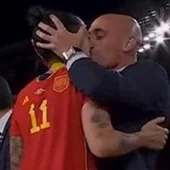 El beso de Rubiales a Hermoso en la entrega de medallas del Mundial de Sidney