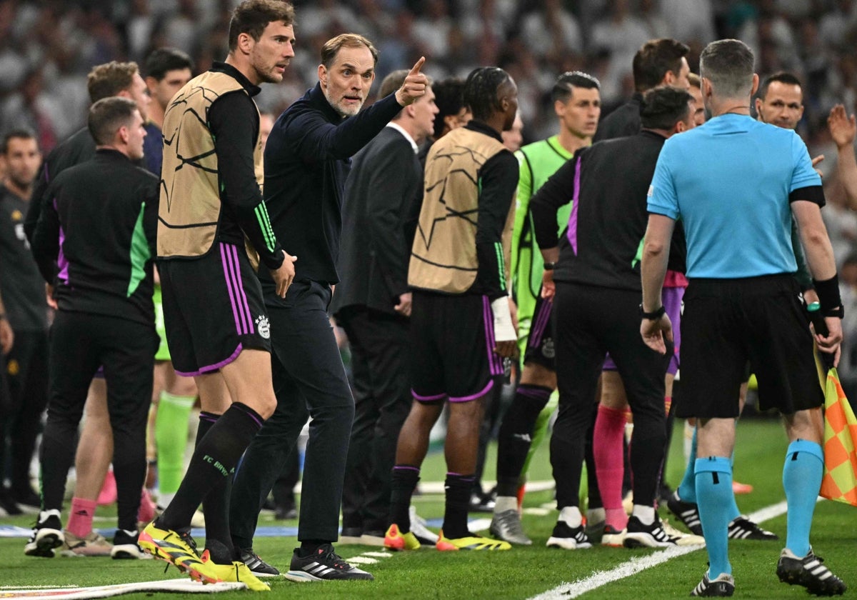 Tuchel protesta airadamente al linier que señalaba el fuera de juego en la jugada que acabó en un gol de De Ligt