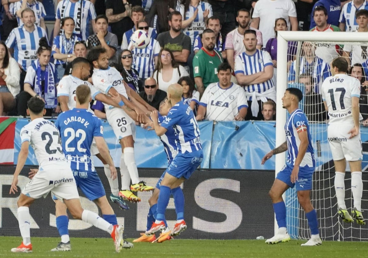 Eric García remata de cabeza el primer gol del partido, del Girona