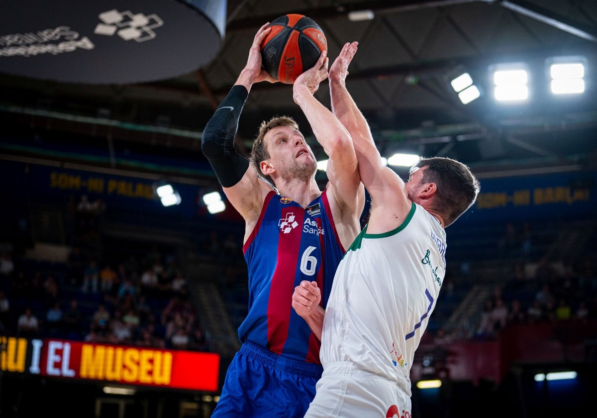 Vesely intenta anotar ante Barreiro