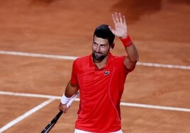 Djokovic aparece con un casco tras recibir un botellazo en la cabeza en el Masters 1.000 de Roma