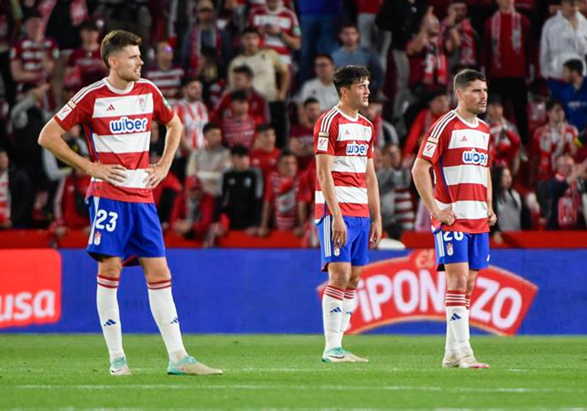 Los jugadores del Granada, en un partido de Liga