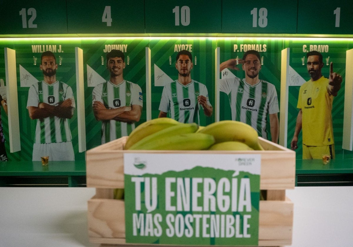 Imagen del vestuario del Betis para el partido contra el Almería preparado para la jornada Forever Green