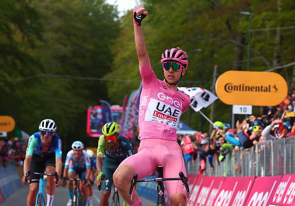 Pogacar celebra su triunfo en Prati di Tivo