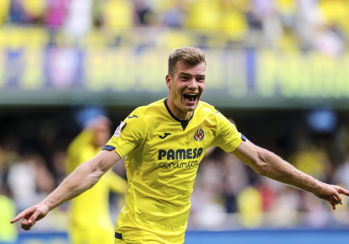 Sorloth celebra uno de sus goles al Sevilla