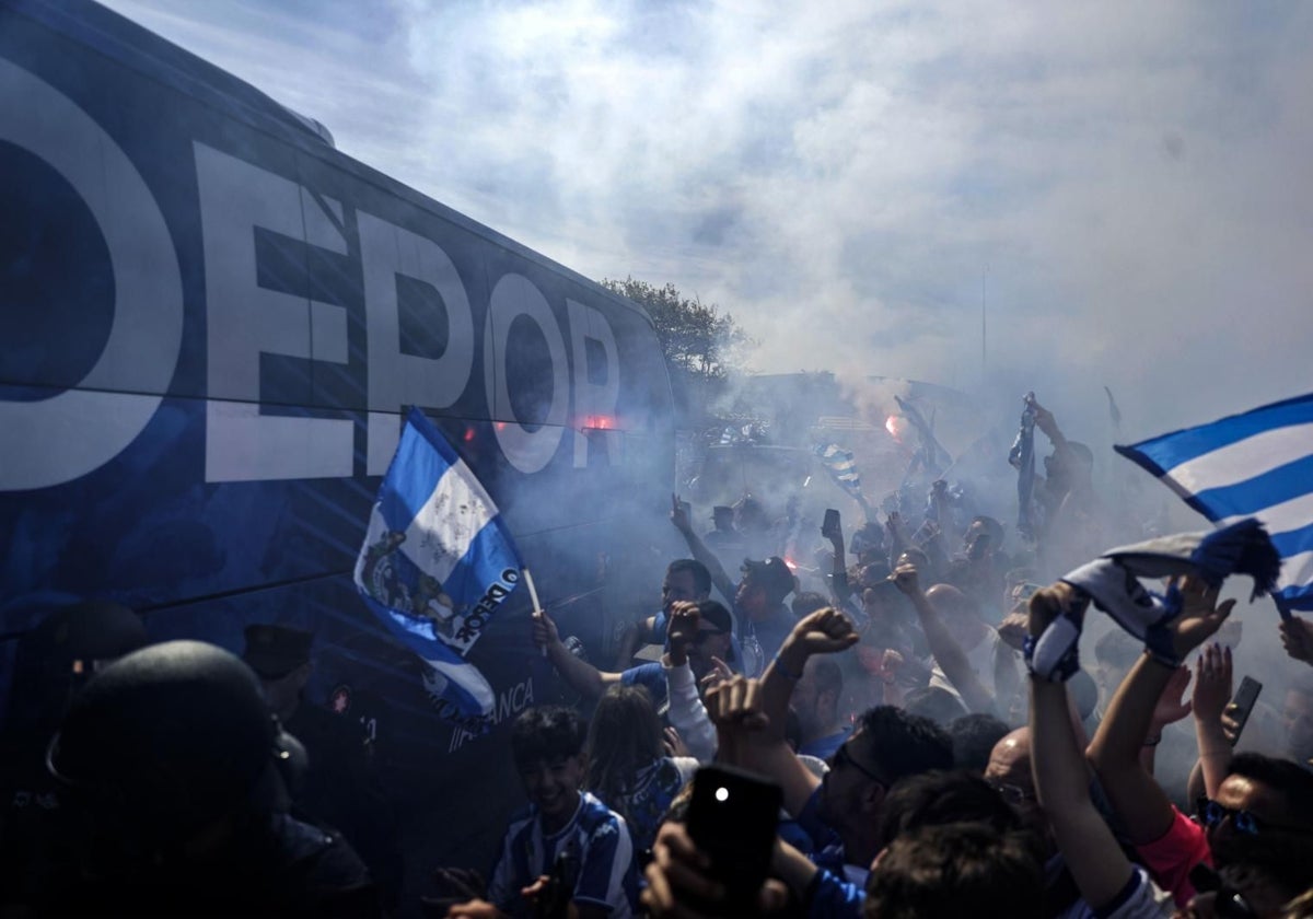 Ambiente en los aledaños del estadio de Riazor, antes del encuentro de este domingo entre Deportivo y Barcelona B