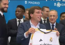 El divertido momento de Florentino Pérez con Almeida con la camiseta del Real Madrid: «Póntela, póntela»