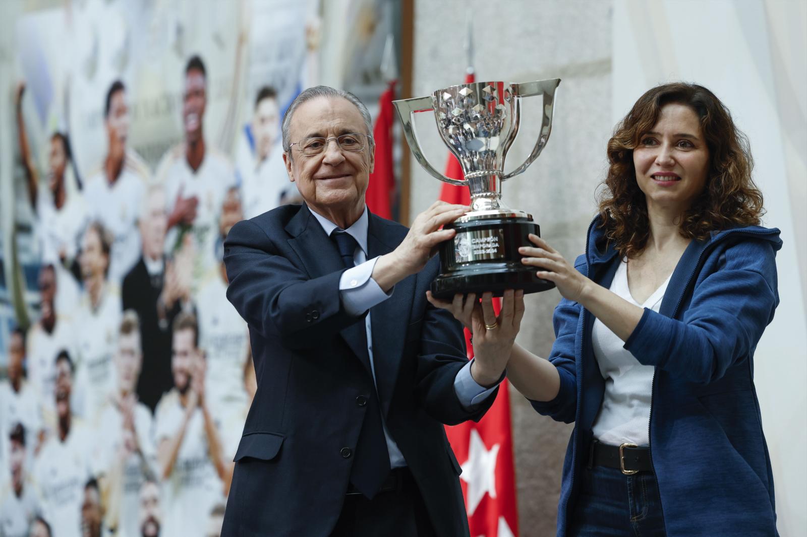 Florentino Pérez e Isabel Díaz Ayuso levantan una réplica del trofeo de la Liga