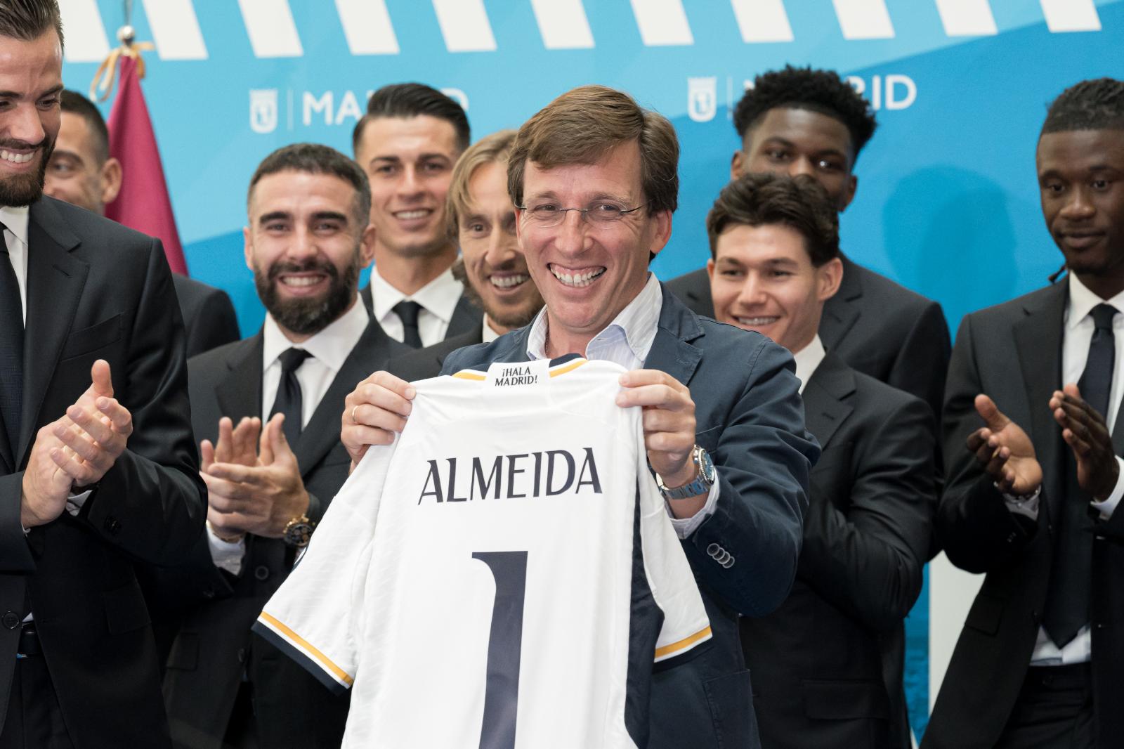 El alcalde de Madrid, José Luis Martínez-Almeida, durante la recepción en el Ayuntamiento a los campeones